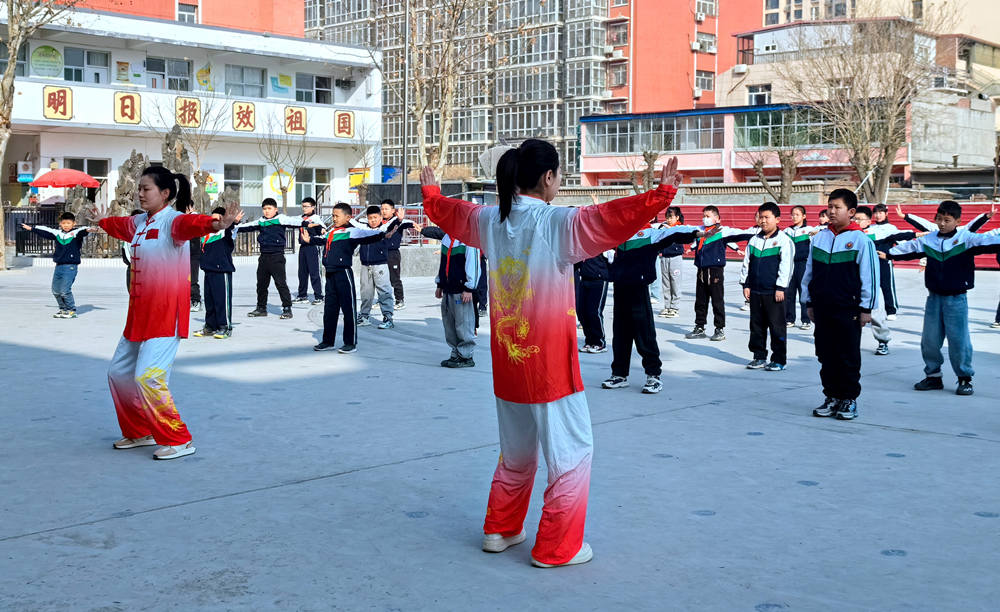 医护人员带领同学们做养生操。陈亚娟摄