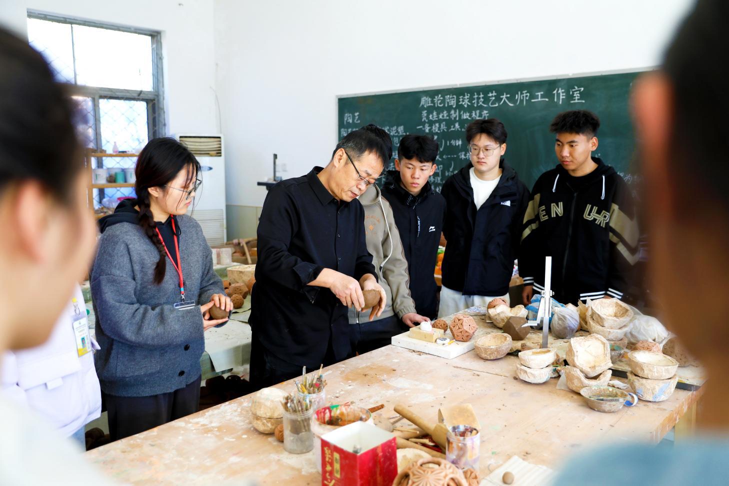 張中正向陶藝愛好者介紹陶器制作方法。趙華靖攝
