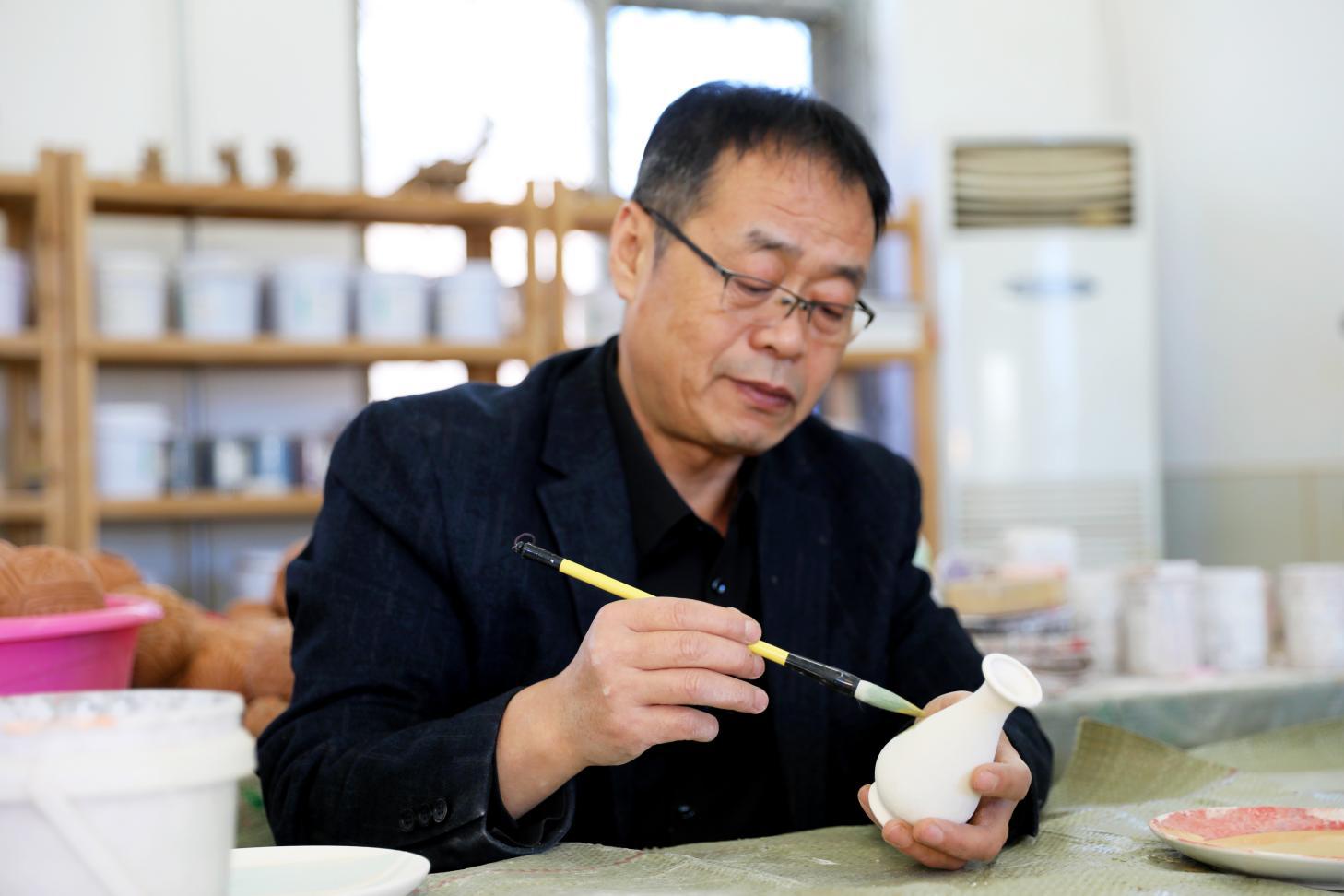 張中正手繪瓷器作品。靳東凱攝