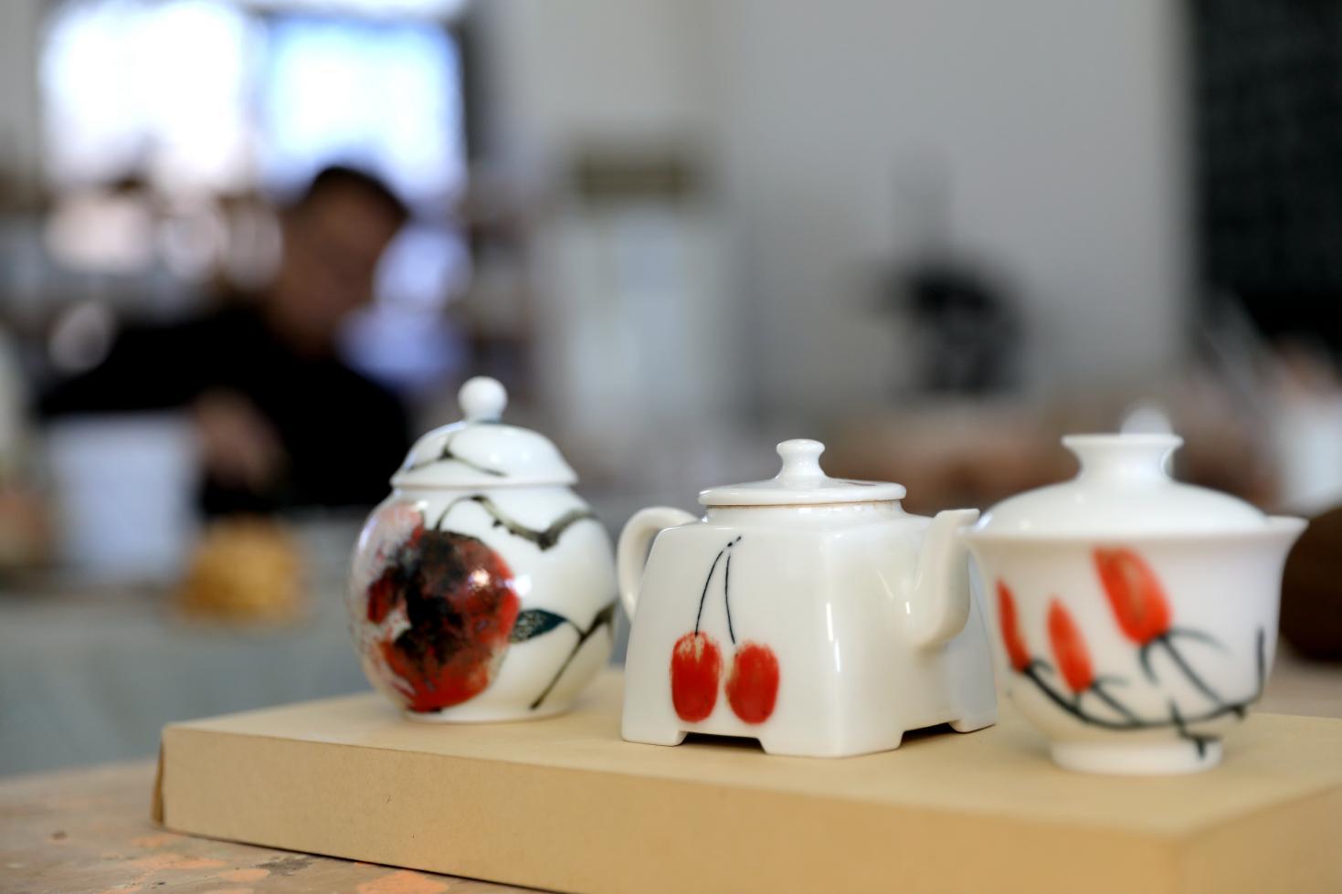 張中正制作的手繪大寫意高溫窯變釉瓷器作品。靳東凱攝