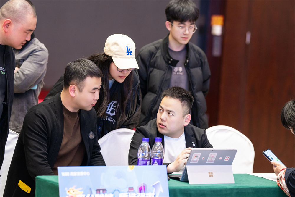 為企業進行一對一電商經營指導。齊東青攝