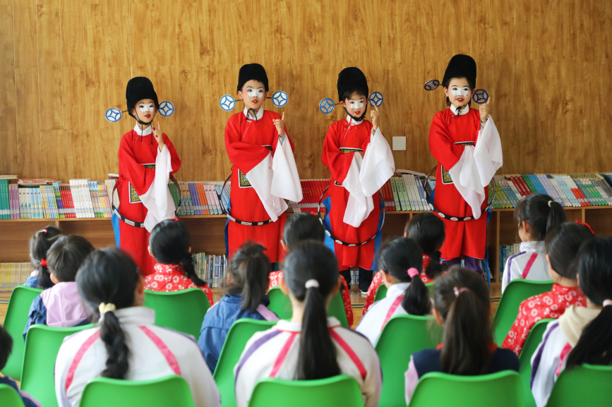 石家庄市裕華西路小學“小梅花藝術團”的成員為同學們帶來精心排練的戲劇選段。吳夢瑩攝