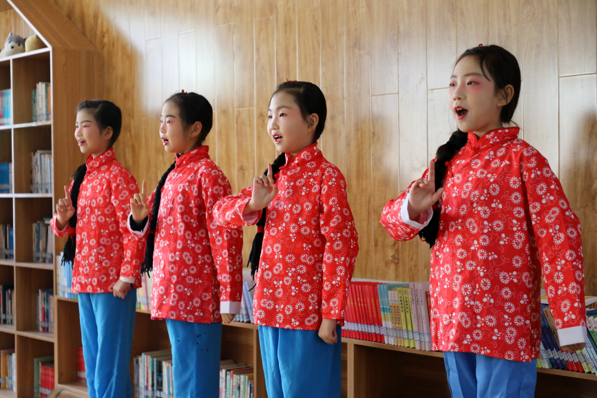石家庄市裕華西路小學“小梅花藝術團”的成員正在演唱《紅燈記》選段。吳夢瑩攝