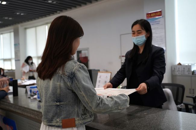 为跨省迁址企业办理业务。牛思蒙摄