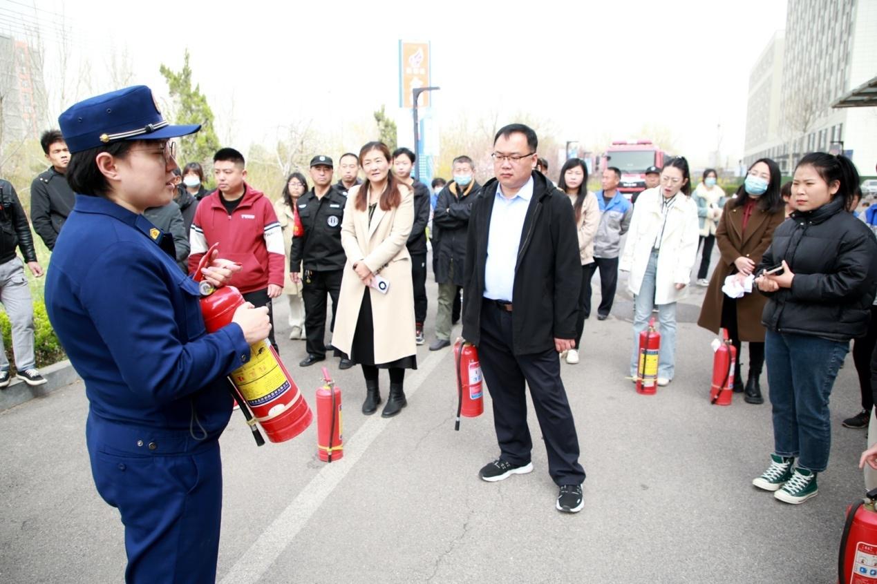 消防队员讲解如何使用干粉灭火器。殷实摄