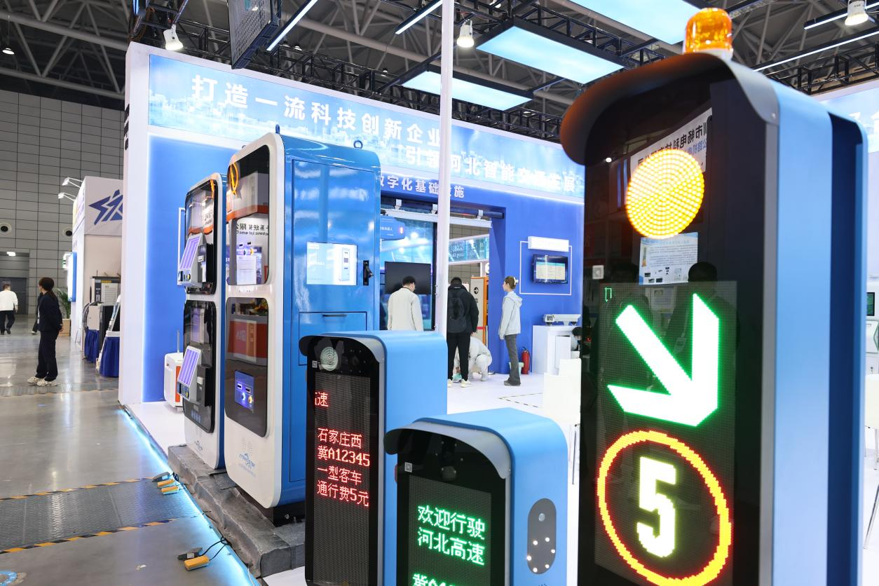 產品展示——智慧收費站配套設備。馮建華攝