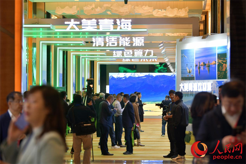 与会领导嘉宾参观推介展览。人民网记者 任峰涛摄