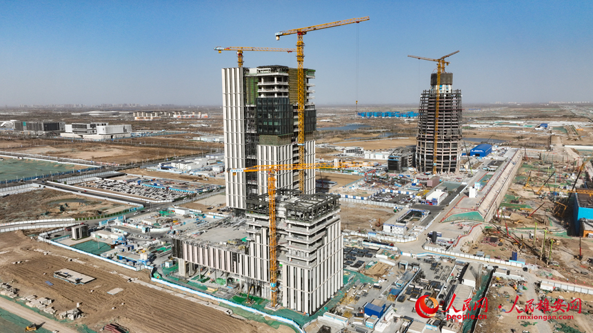 航拍中國華能總部大樓（左）、中國中化總部大廈（右）建設現場。人民網記者 李兆民攝