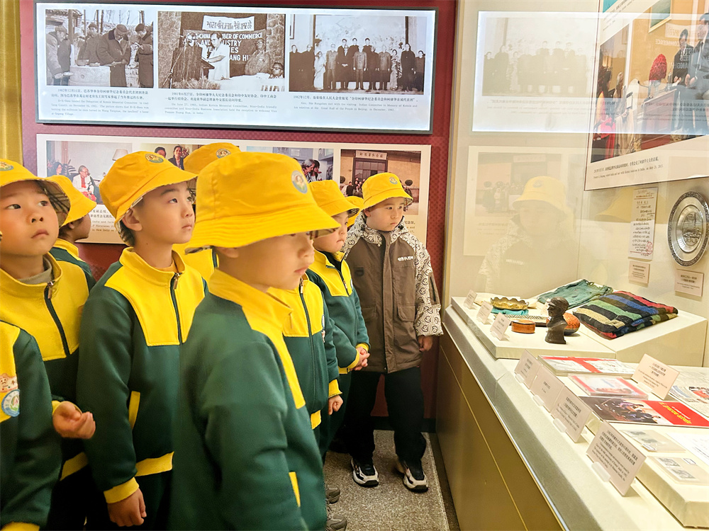 大量的珍贵历史图片、文献资料、实物等引领孩子们重温革命先烈的英雄事迹。刘乔欢摄