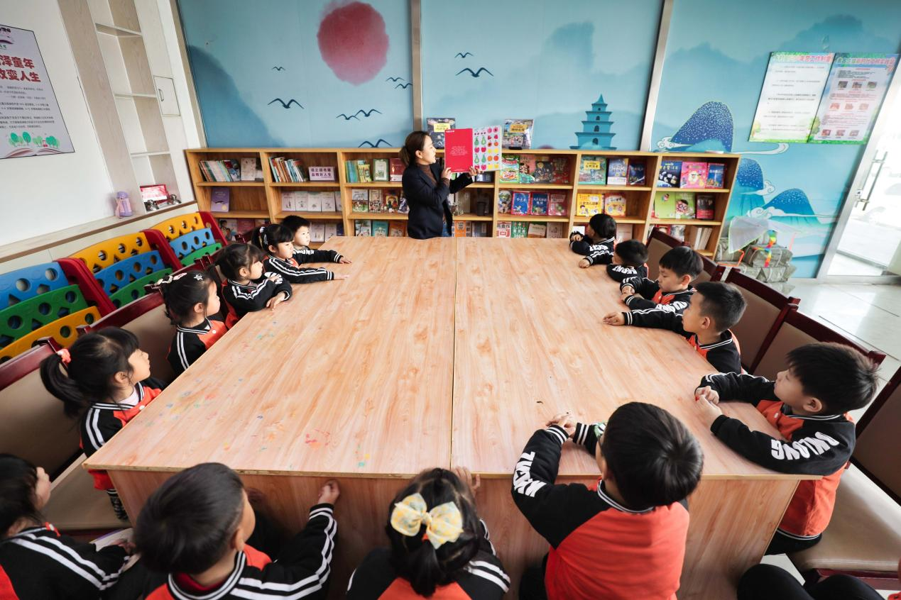 在河北省唐山市豐南區黃各庄鎮圖書館內，工作人員正在給孩子們講繪本故事。畢帥攝