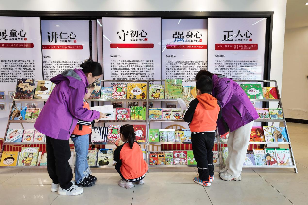 在河北省唐山市豐南區黃各庄鎮圖書館內，工作人員正在給孩子們講繪本故事。畢帥攝