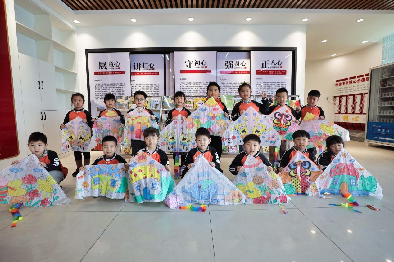 在河北省唐山市豐南區黃各庄鎮圖書館內，孩子們展示手繪風箏。畢帥攝