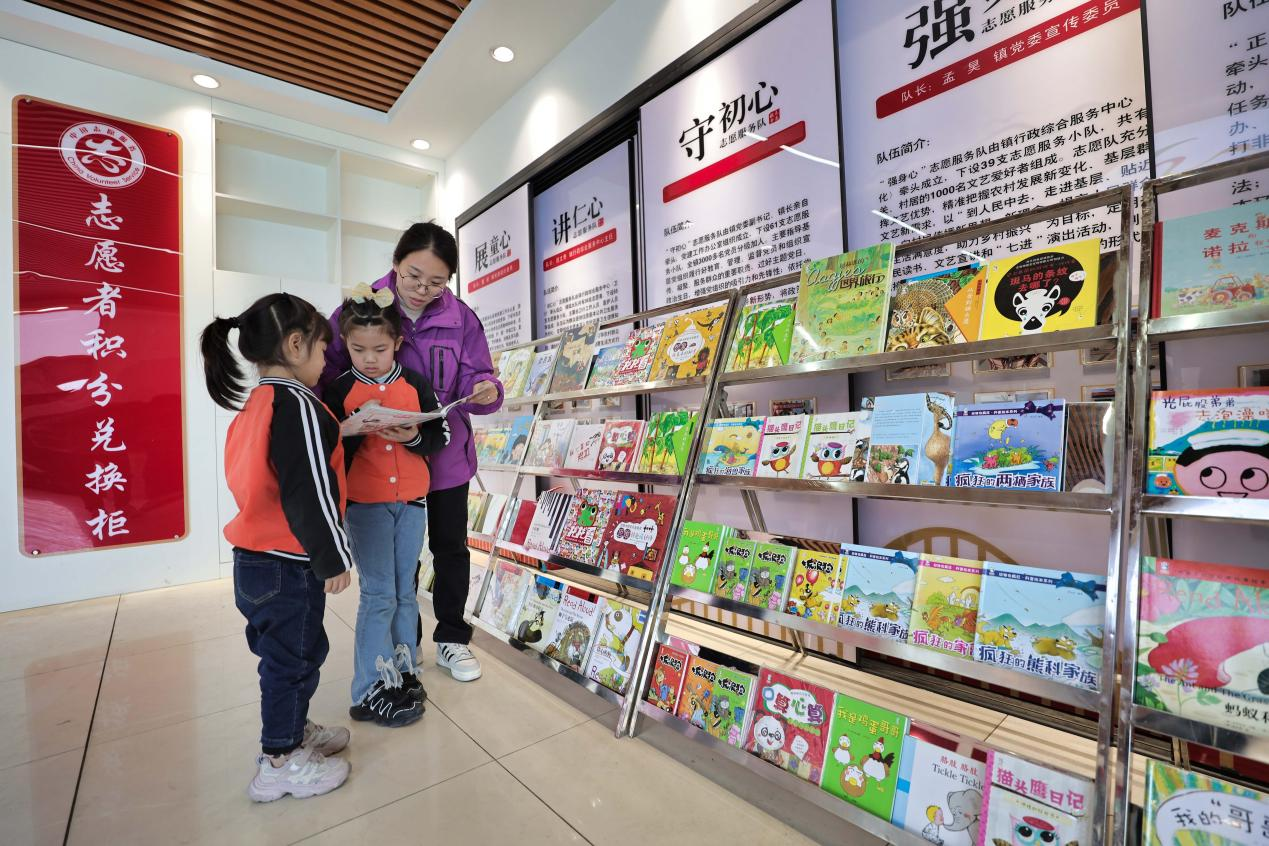 在河北省唐山市豐南區黃各庄鎮圖書館內，工作人員正在給孩子們講繪本故事。畢帥攝