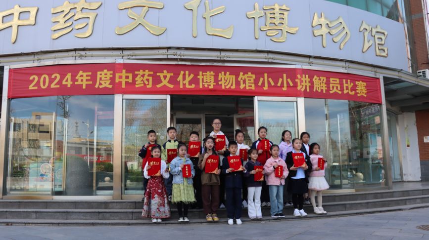为优秀小小讲解员颁奖。郑伟强摄