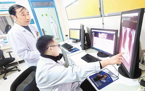 3月29日，圍場滿族蒙古族自治縣縣醫院影像中心醫生在進行影像遠程診斷。 河北日報記者 李建成攝