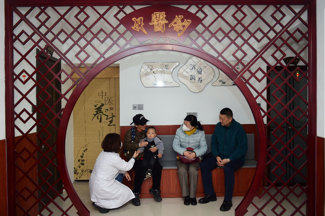 患者在沧州市新华区县直社区卫生服务站“中医阁”候诊。傅新春摄