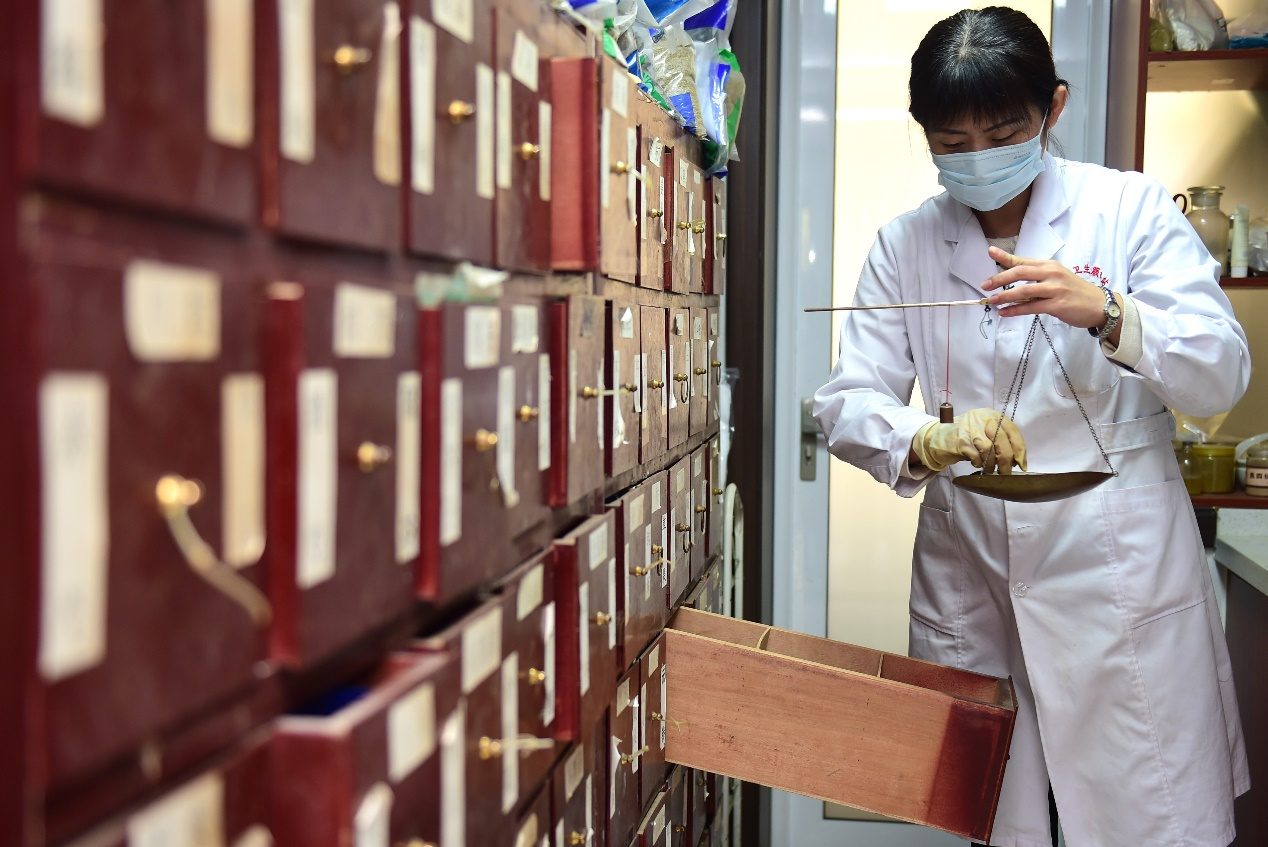 沧州市新华区县直社区卫生服务站“中医阁”中医为患者抓药。傅新春摄