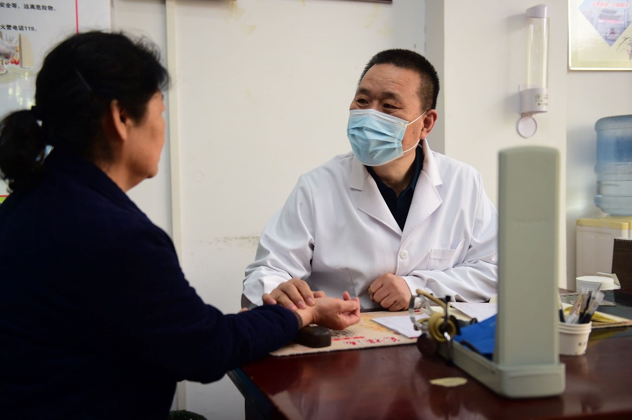 沧州市新华区祁孟庄社区卫生服务站“中医阁”中医为患者问诊。傅新春摄