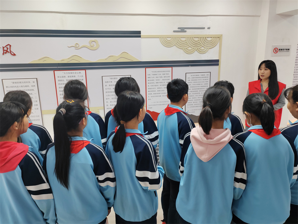 日前，在河北省高碑店市東盛街道玫瑰園社區黨群服務中心，玫瑰園社區工作者帶領學生們參觀社區內的家風館。朱珊珊攝
