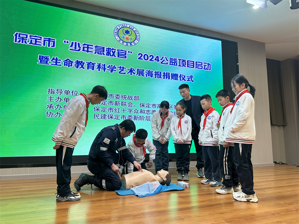救護培訓講師給學生講解心肺復蘇要領。齊東青攝