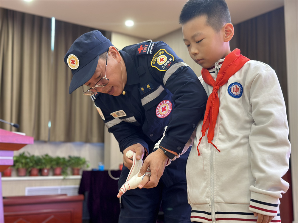 救護培訓講師示范手部創傷后的包扎方法。齊東青攝