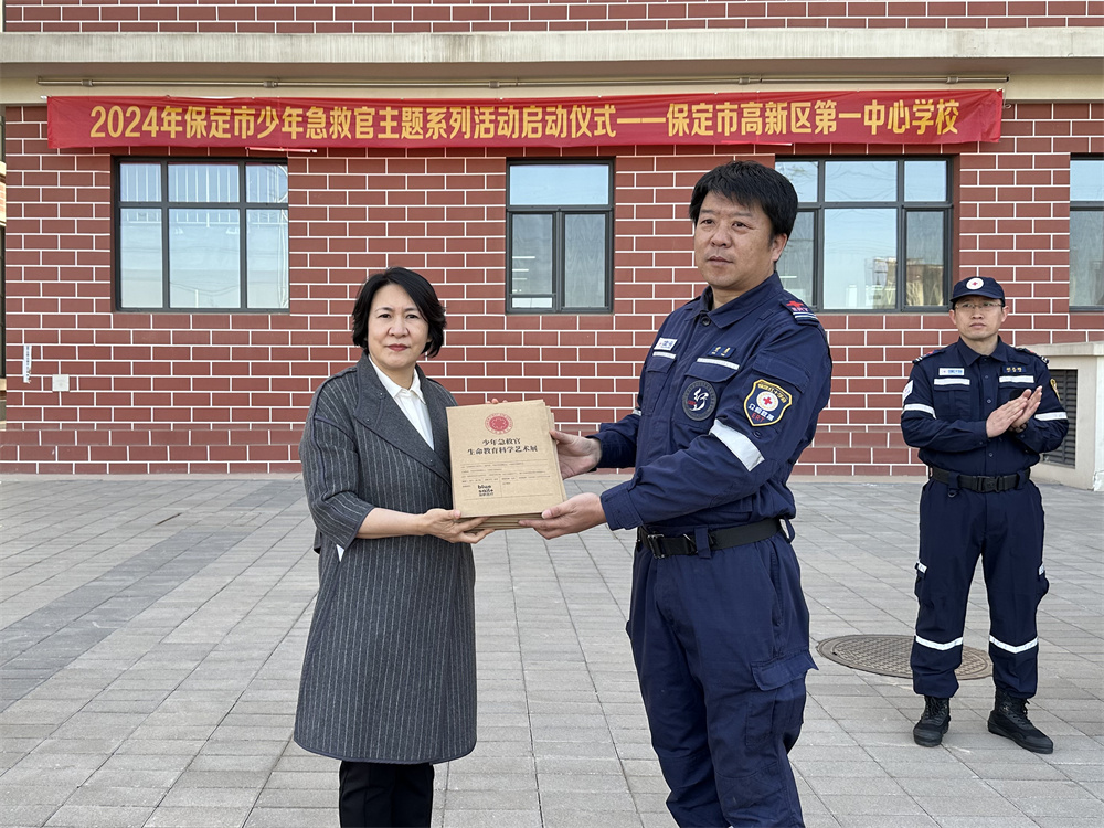 向學校捐贈《少年急救官生命教育科學藝術展》宣傳海報。齊東青攝