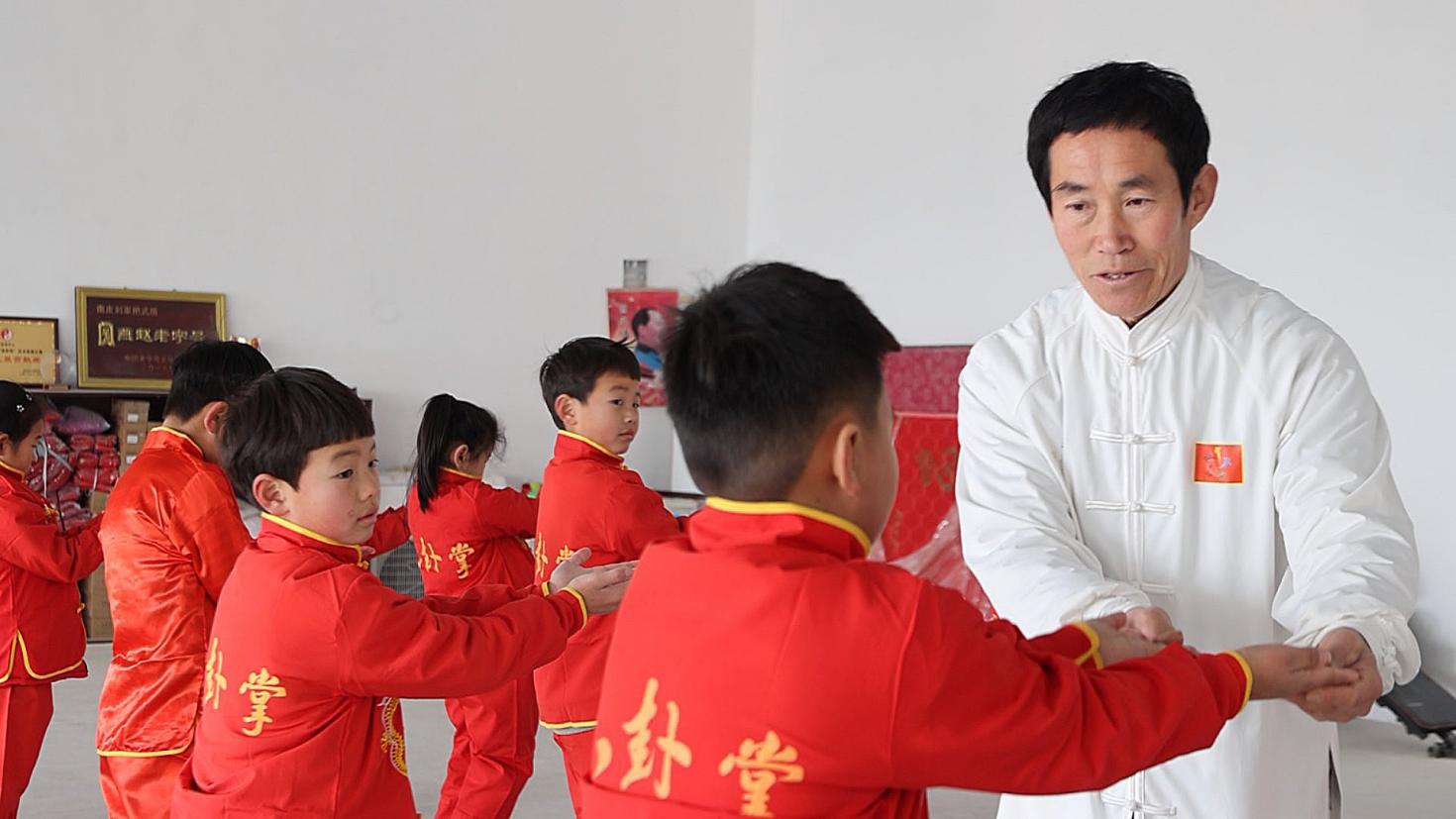 刘佳霖为小学员指导八卦掌拳术动作。赵华靖摄