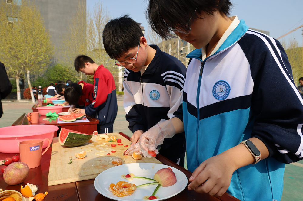 学生们正在参加“制作水果拼盘”比赛。贾韶辉摄