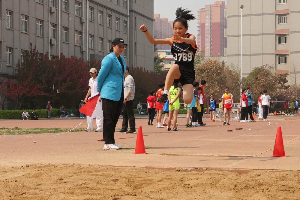 運動會現場,運動員進行跳遠比賽。董璐攝
