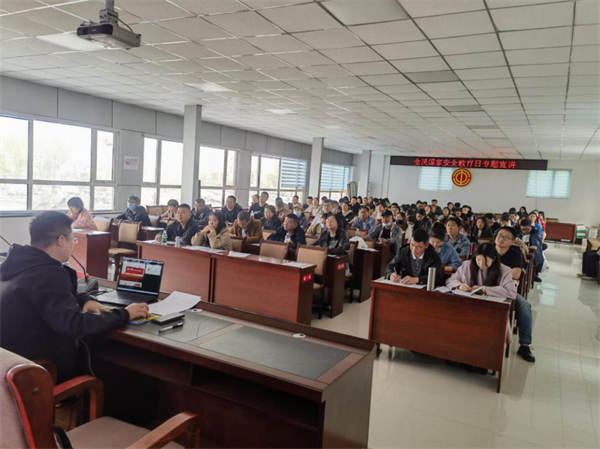 专家对146名昌黎县直机关党务干部进行全民国家安全教育日专题宣讲。周佳丽摄