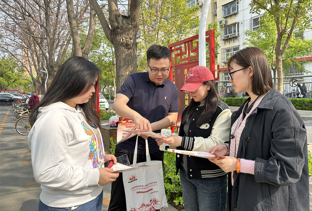 工作人員向市民講解國家安全法律法規知識。齊東青攝