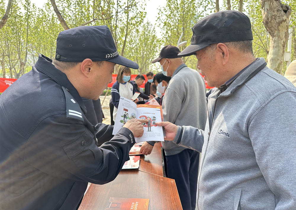 公安民警為市民講解國家安全知識。齊東青攝
