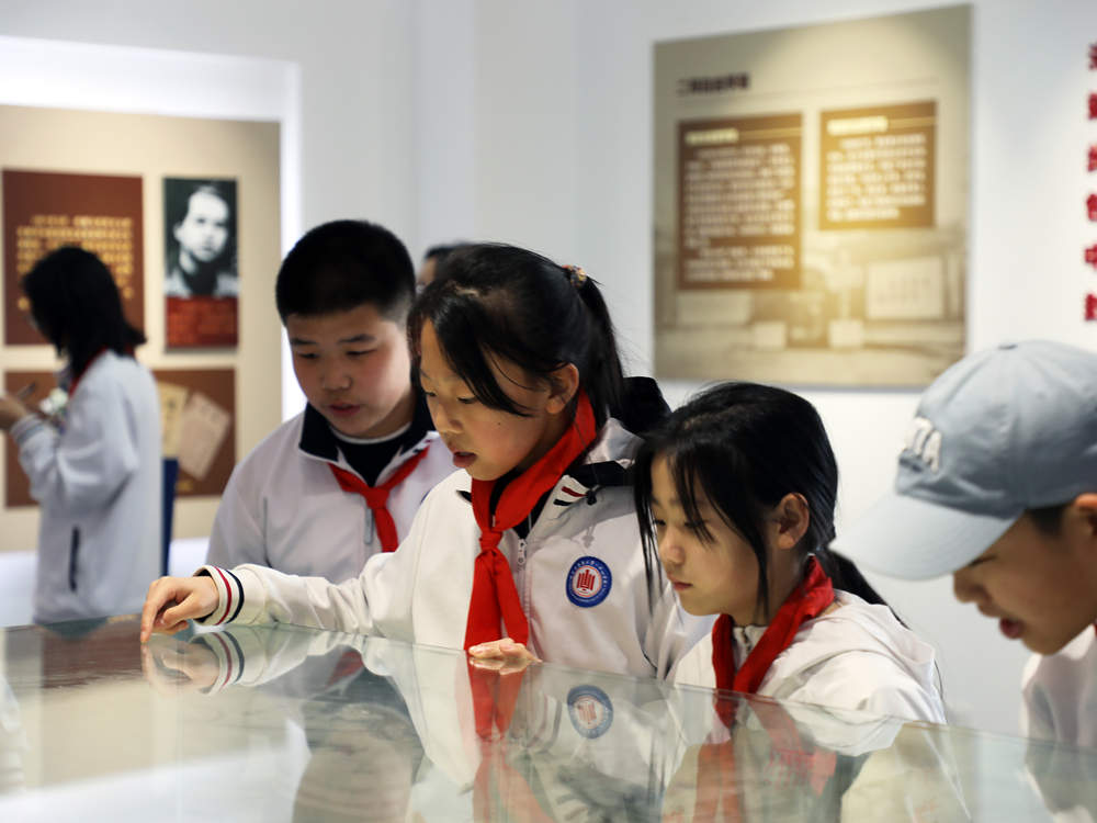 同學們參觀紅色教育基地。齊東青攝