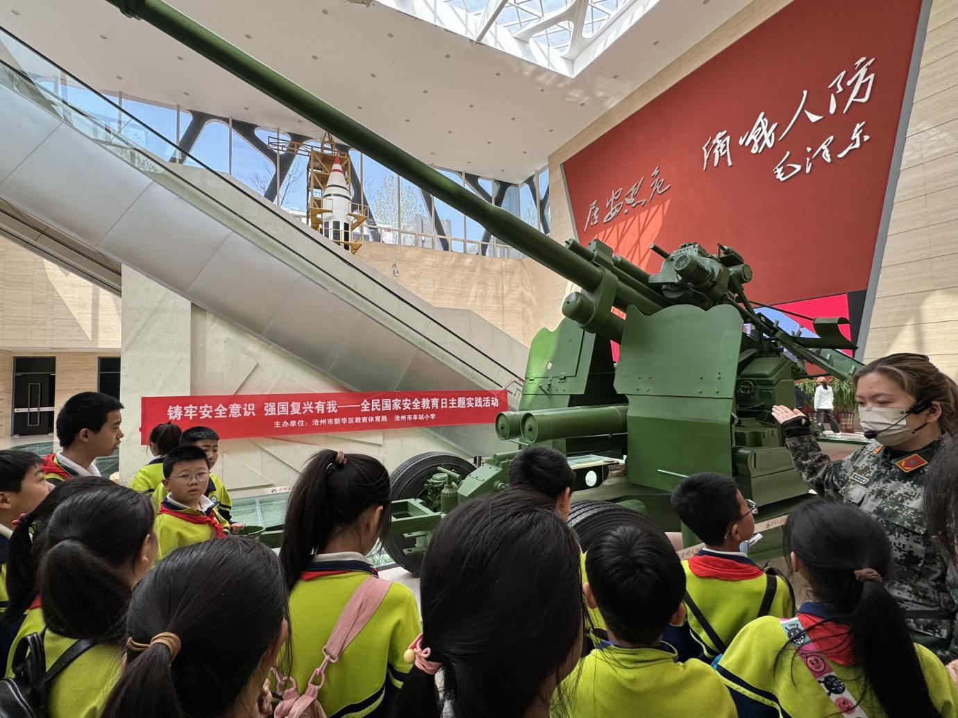 一輛坦克模型吸引了學生們的目光，大家不停地向講解員提問題。陳旭攝