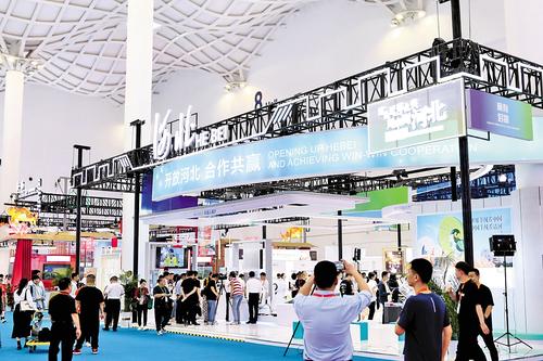 4月13日，海南国际会展中心8号馆，第四届中国国际消费品博览会河北展区吸引了众多观众。 河北日报记者 许佳奇摄