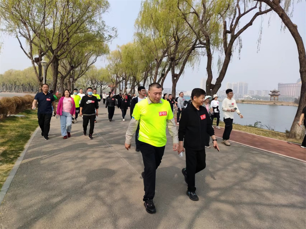 丰南区区直机关干部职工正在参加环湖健步走比赛。郑鑫博摄