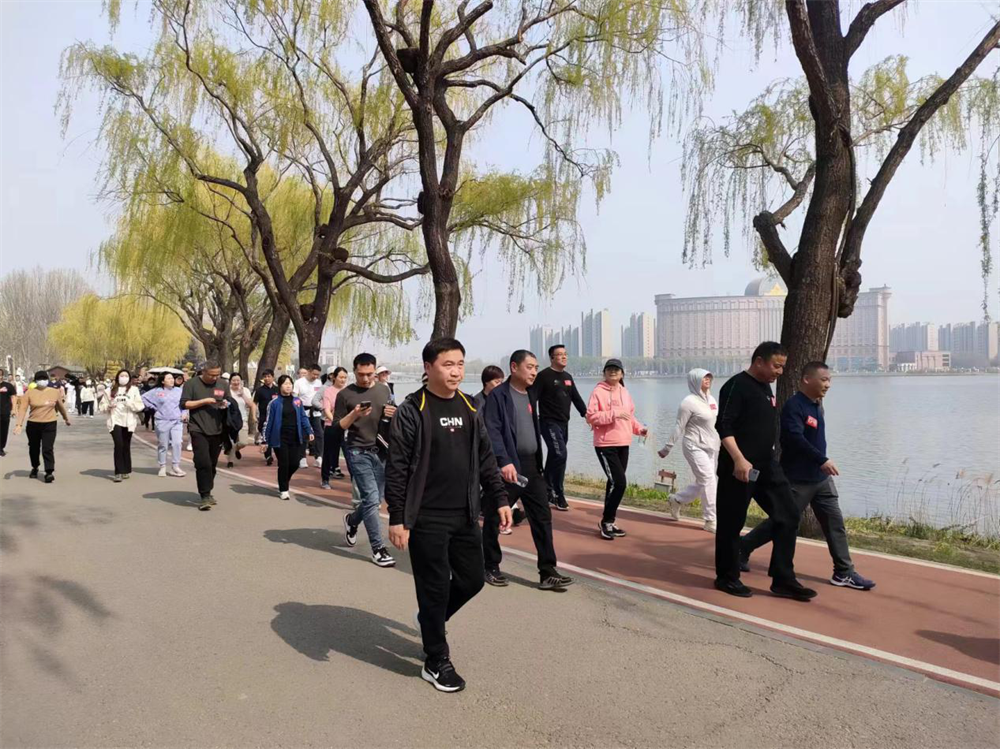 丰南区区直机关干部职工正在参加环湖健步走比赛。郑鑫博摄