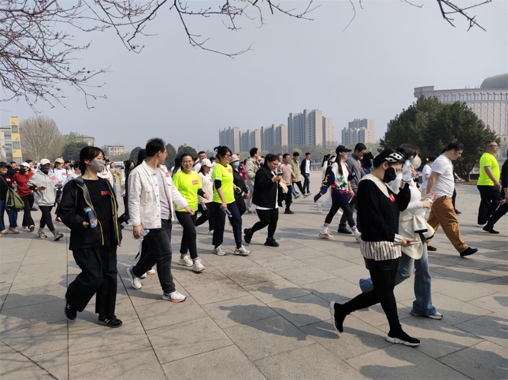 丰南区区直机关干部职工正在参加环湖健步走比赛。郑鑫博摄