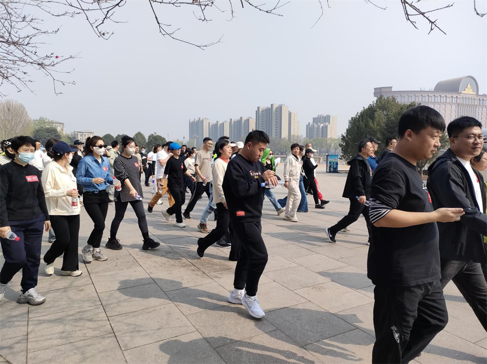 丰南区区直机关干部职工正在参加环湖健步走比赛。郑鑫博摄