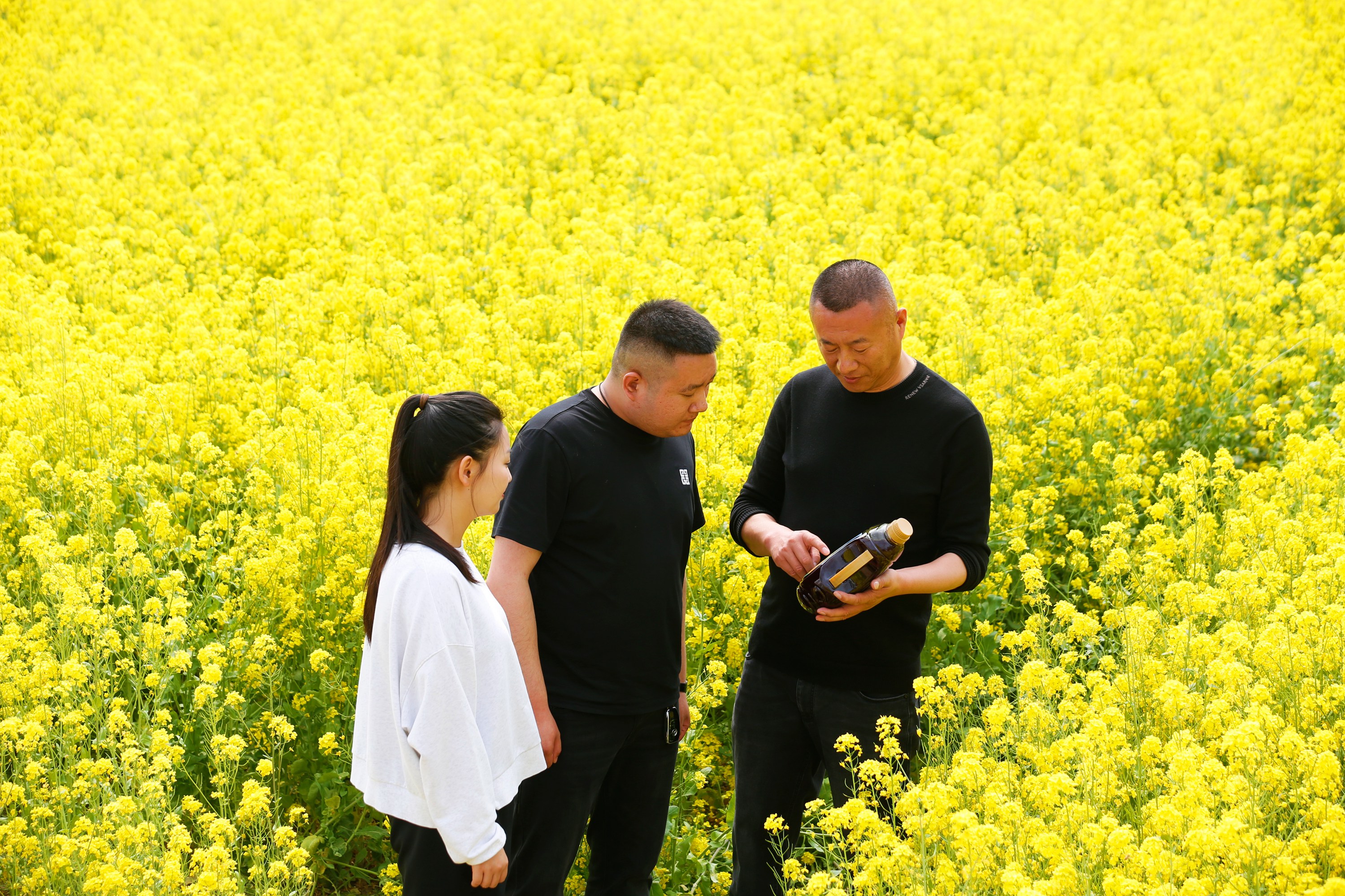 4月13日，满城区沟河庄村党支部书记杨旭向村民介绍菜籽油。田素然摄