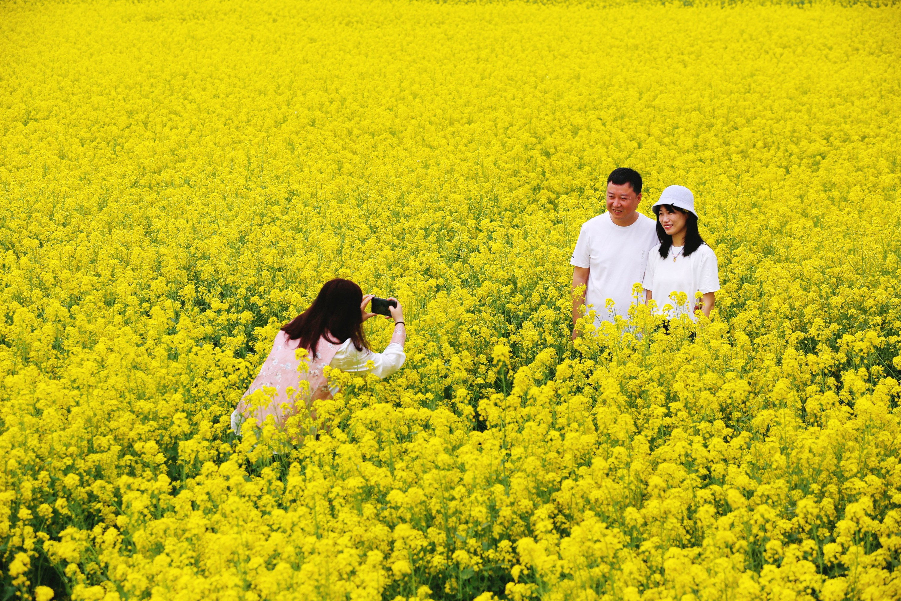 4月13日，游客打卡拍照，享受春日美好时光。田素然摄