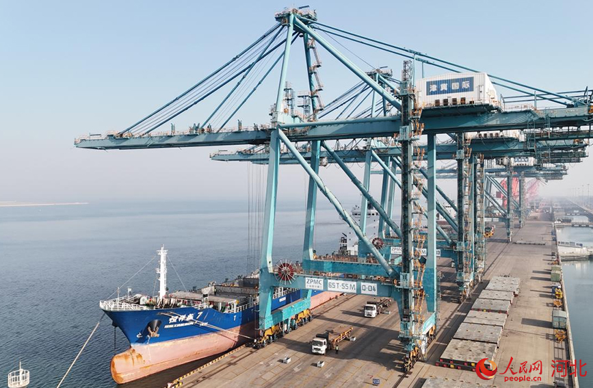 沧州黄骅港综合港区集装箱码头正在进行卸货作业。人民网记者 赵明妍摄
