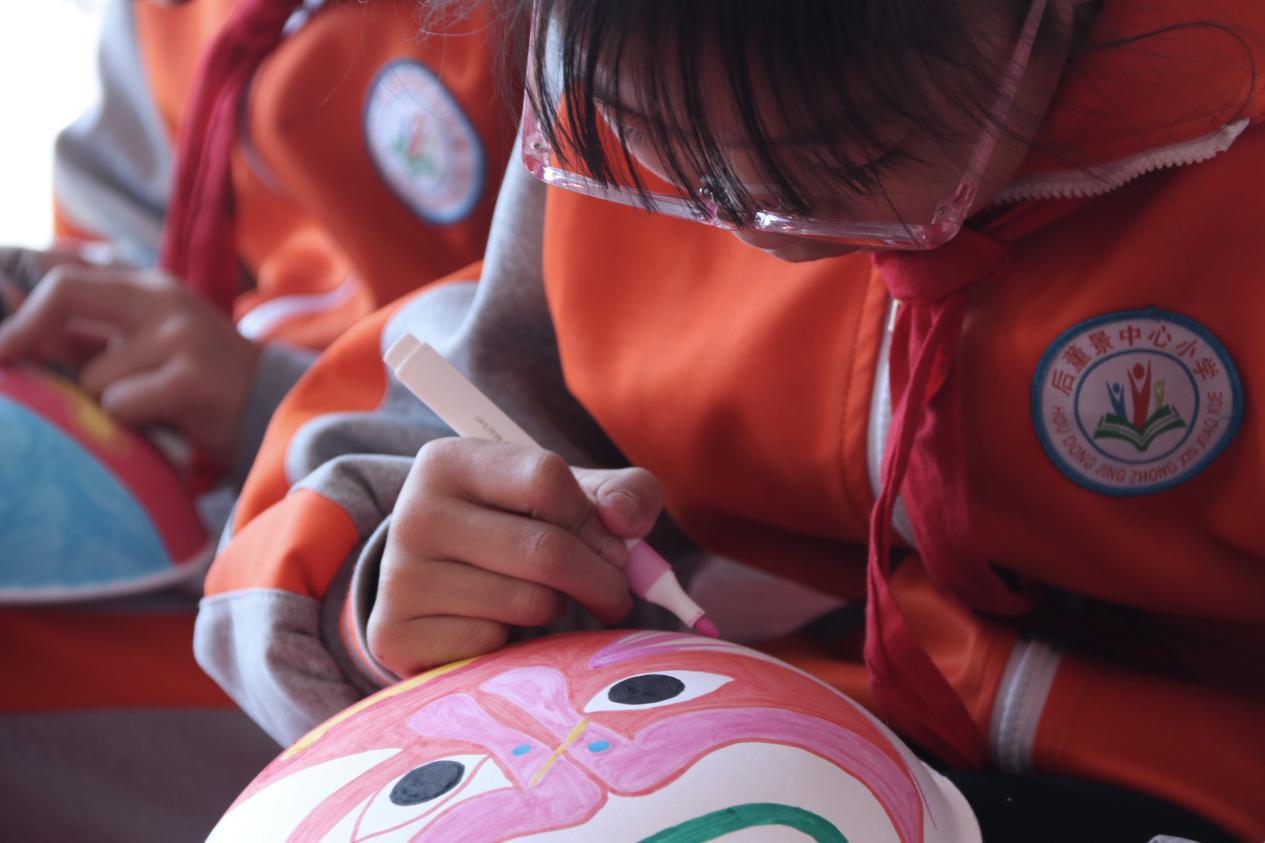 學生在繪制臉譜。尹向平攝