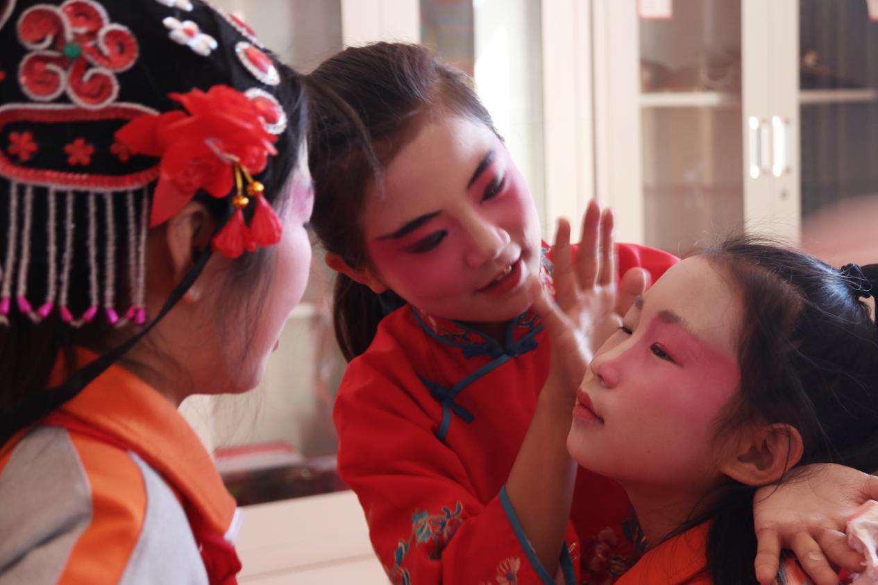 學生們在互相上妝。尹向平攝