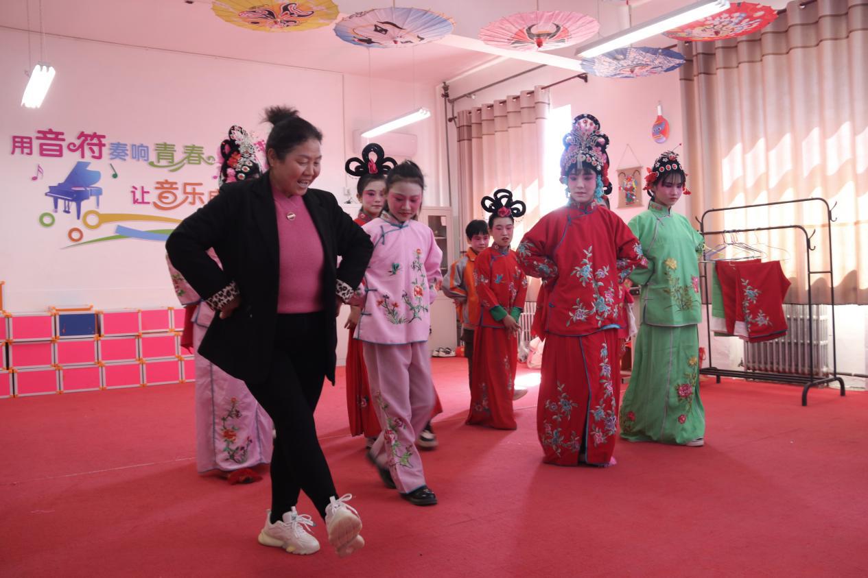 專業老師指導學生走台步。尹向平攝