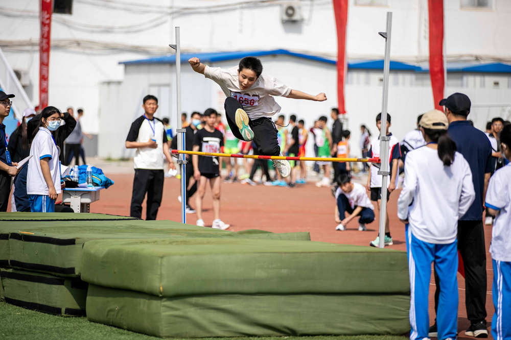 運動會現場進行初中男子跳高項目比賽。張智軍攝