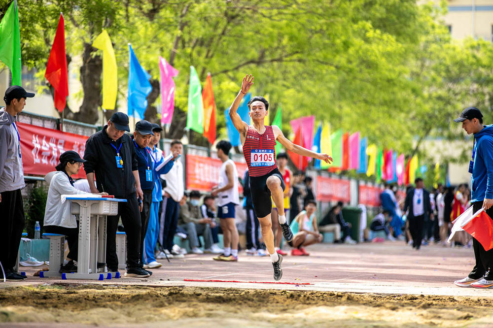 運動會現場進行高中男子跳遠項目比賽。張智軍攝