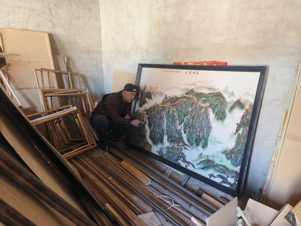 非遺傳承人陳瑞明制作樹皮畫。陳琦嘉攝