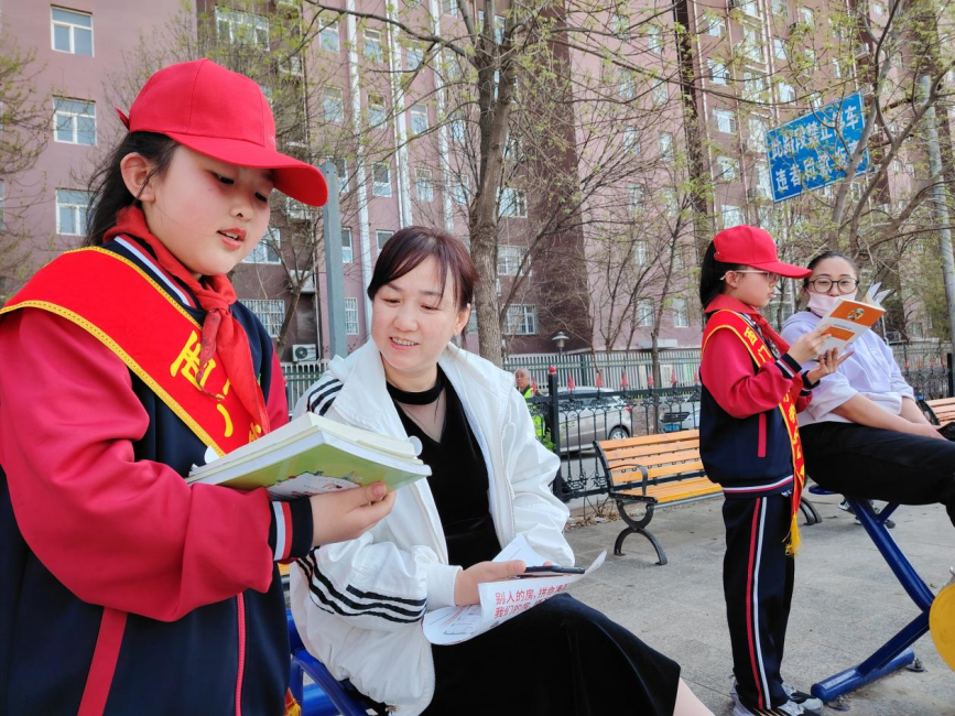 盐山县西门外小学学生走进公园分享读书的快乐。张雅惠摄