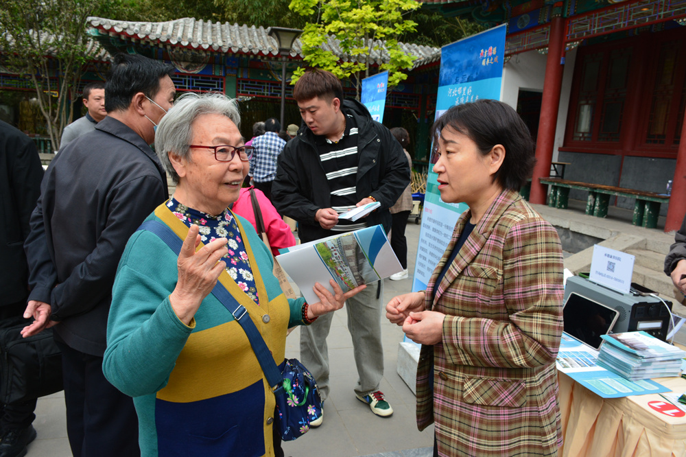 推介会现场，工作人员向北京老年人介绍承德康养机构。李国强摄
